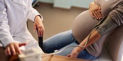 تسمم الحمل بعد الولادة: دليل طبي للأعراض، الأسباب، وعلامات الخطر