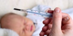 لماذا يتعرق طفلي أثناء الرضاعة الطبيعية؟