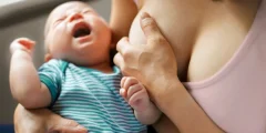 لماذا يحدث بكاء الطفل أثناء الرضاعة؟ الأسباب والعلاج الكامل للأمهات