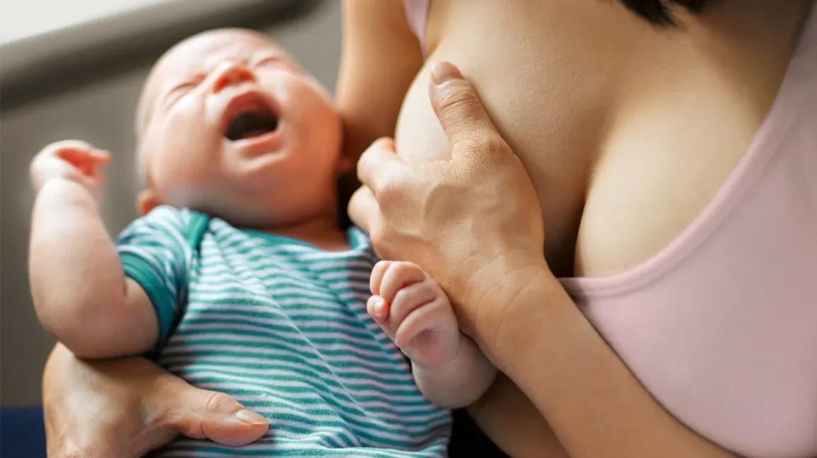 بكاء الطفل أثناء الرضاعة