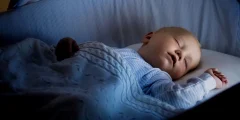 هل نوم الأطفال طوال الليل حقيقة أم خرافة؟ دليل شامل للآباء والأمهات
