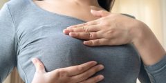 التكتلات في الثدي: متى تكون طبيعية ومتى تستدعي القلق؟