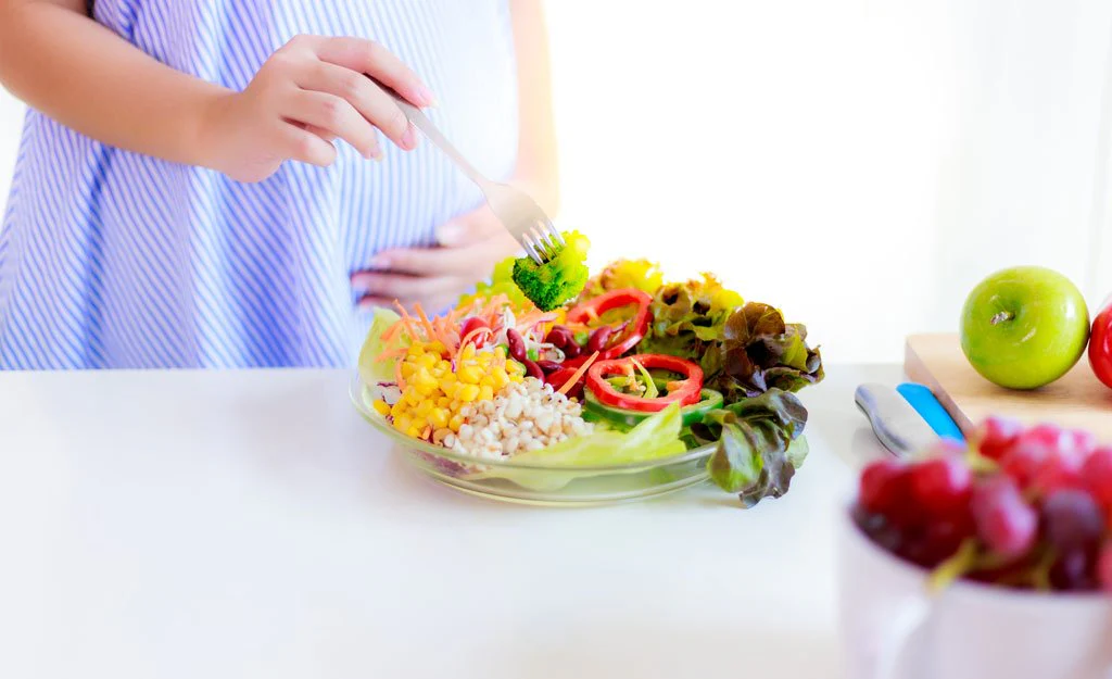 أفضل 10 أطعمة تعزز خصوبة المرأة